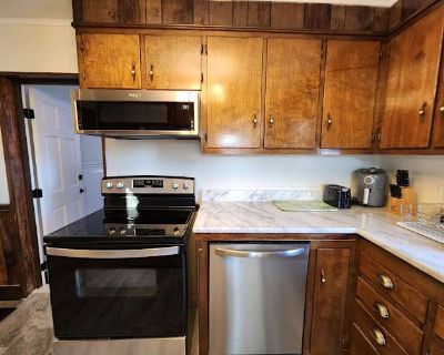 Private room with shared bathroom in a House with 4 roomies, Bristol, TN 37620