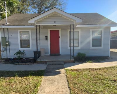 2 Bedroom 1BA 950 ft Pet-Friendly Single-family home For Rent in Benton, AR