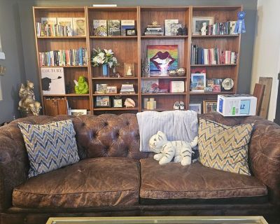 Hello,Looking for the right roommate to join the house beginning of December. I just turned 40, from Hawaii, Asian American, laid back and work as a Designer.The house feels like home, safe, lqbtq friendly, comfortable, nice neighborhood and has a very relaxed vibe. Centrally located by Ikea/ Durango Station. 2 living rooms, pool, W/D on site, reach in Closet, shared bathroom, 10'0" x 10'0" dim...