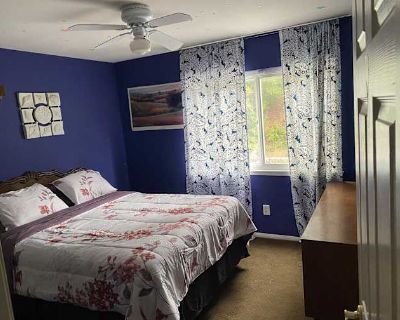 Private room with own bathroom in a House with 1 roomie, Oak Park, CA 91377