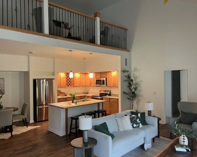 3 Bedroom 2.5BA 1900 ft Pet-Friendly Apartment For Rent in St. Francis, WI