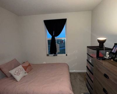 Private room with shared bathroom in a Townhouse with 1 roomie