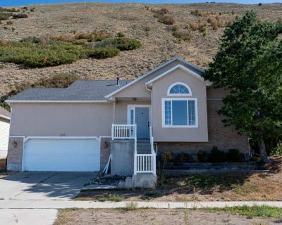 4 Bedroom 3.5BA 2636 ft Pet-Friendly Apartment For Rent in Draper, UT