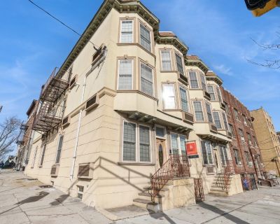 1 Bedroom 1BA 704 ft Condo For Sale in Jersey City, NJ