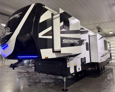 2025 Jayco Seismic 395