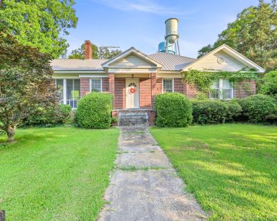 3 Bedroom 2BA 1927 ft Single Family House For Sale in Woodbury, GA