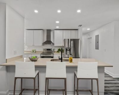 Furnished Room for Rent - Tampa House with Dining area. Newlyrenovated & hig