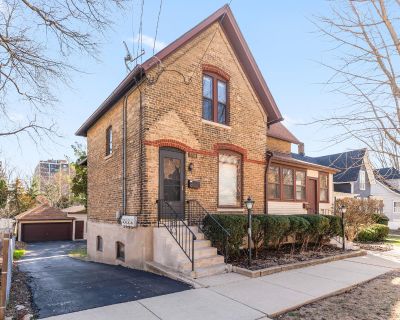 113 Elm Street # C. Property for Rent in Elgin, IL for $1,650 with 2 bedrooms and 1 full bath. This property was built in 1900.. This beautifully renovated two-bedroom unit on the west side of Elgin is a perfect blend of old-world charm and modern updates. Nestled on the second floor of a character-filled building, the unit is accessed via a private staircase and offers a unique living experien...