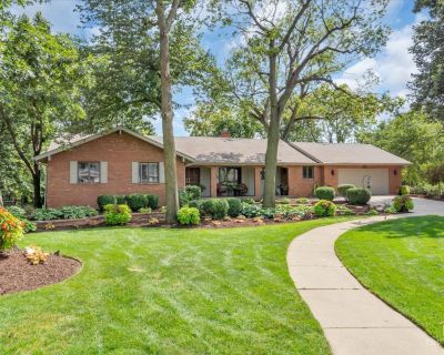 5 Bedroom 3BA 4400 ft Single Family House For Sale in Shorewood, IL