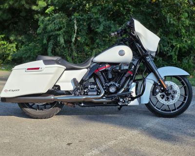 The pinnacle of factory-custom touring style and comfort. Visually stunning and loaded with power.