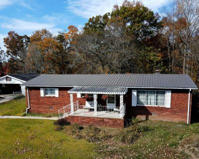 3 Bedroom 1BA 1536 ft Single Family House For Sale in Irvine, KY