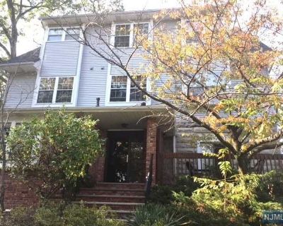 2 Bedroom 2BA Apartment For Rent in Ridgewood, NJ