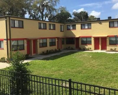 2 Bedroom 1BA 867 ft Apartment For Rent in Daytona Beach, FL