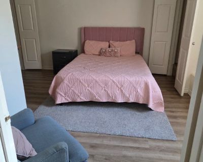 Total rooms: 4. Deposit: $200.00 * Utilities included?: No * Fees apply?: No. No preference. Non-smoking. Not for couples. Age preference: 21. Furnishings: Furnished * Parking: Yes * Garage: Yes * Yard/patio: Yes * Disabled access: * Living room: shared * Broadband included: Yes. Availability Available Nov 05 2025 Minimum term 5 months Maximum term 7 months. Spacious private room, two walking c...