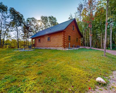4 Bedroom 2BA Pet-Friendly Cabin Vacation Rental in Brown Bear Cabin, Tomahawk, WI