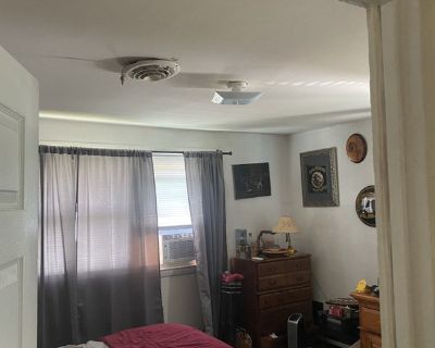 Unfurnished Room for Rent - Spacious room in 2bedroom 1 bath house.