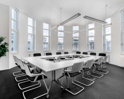 All-inclusive access to professional office space for 10 persons in 4415 N River Blvd NE