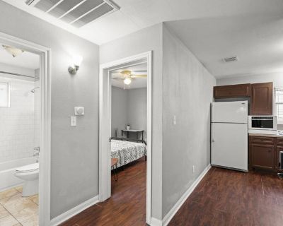 Furnished Room for Rent - Cozy comfy tiny home inside Inner Loop just minute