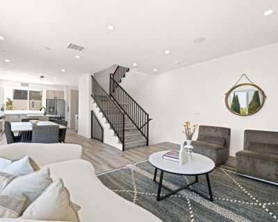 3 Bedroom 3BA 2200 ft Apartment For Rent in Los Angeles, CA