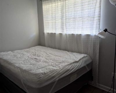 Private room with own bathroom in a Condo, Wilmington, NC 28403