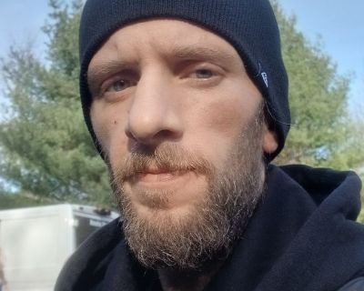 Im quiet, low key, and im not lazy or messy. Im currently working 2 jobs and im an artist so im mostly not home and working all day or drawing at my desk with headphones on. Couldn't ask for a better roommate..