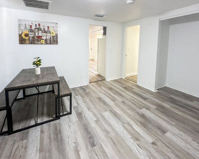 Furnished Room for Rent - Tampa House with Dining area. Spacious & homey