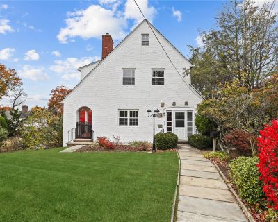 1 Rutgers Place. Lovely sun-filled 3 bedroom home in beautiful sought-after Green Knolls with welcoming foyer and living room leads to easy living floorplan. Amazing neighborhood. A quick commute on the 32 minute express to New York City, this home boasts a prime location.\r\nWalk to the Scarsdale train, shops and restaurants. Enjoy Lake Isle recreational amenities including five pools, golf an...