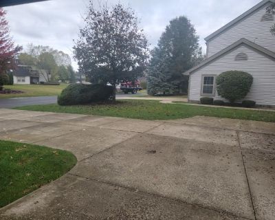 Private room with own bathroom in a Condo, Warren, OH 44484