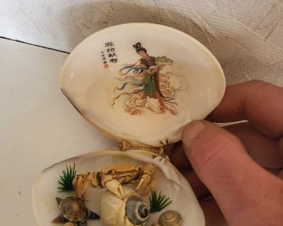 Vintage Japanese hand painted Clam Shell