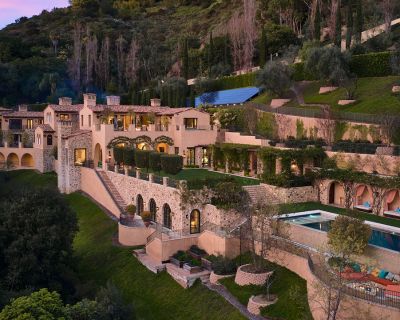 10936 Chalon. Welcome to Villa Del Amor, the epitome of luxurious living in a custom European villa nestled in the prestigious enclave of Lower Bel Air. Hovering over the esteemed Bel Air Country Club Golf Course, this remarkable residence offers unparalleled privacy and exclusivity. Crafted with meticulous attention to detail, this exceptional estate boasts the finest materials and craftsmansh...