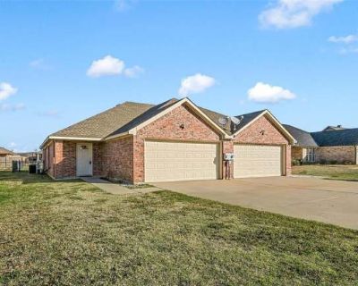 3 Bedroom 2BA 1136 ft Pet-Friendly Apartment For Rent in Gunter, TX