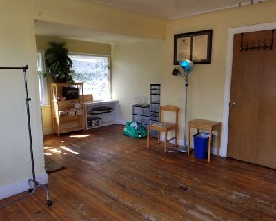 Total rooms: 5. Deposit: $800.00 * Utilities included?: Yes * Fees apply?: No. References are not required. No preference. Smoking is allowed. Couples are welcome. Furnishings: Unfurnished * Parking: Yes * Garage: No * Yard/patio: No * Balcony/roof terrace: No * Disabled access: No * Living room: shared * Broadband included: No. Availability Available Now Minimum term None Maximum term None Sho...