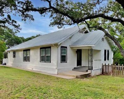 3 Bedroom 2BA 1376 ft Pet-Friendly Apartment For Rent in Timberwood Park, TX