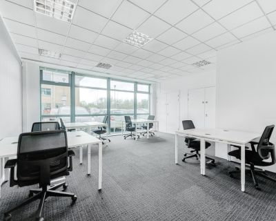 Find office space in Athens Street for 5 persons with everything taken care of