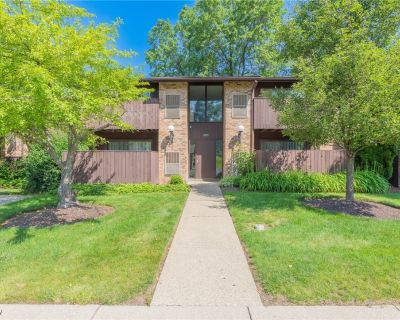 2 Bedroom 1BA 906 ft Condo For Sale in Cleveland Heights, OH