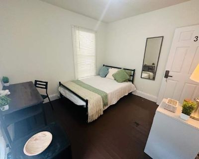 Private room with shared bathroom in a House, Orlando, FL 32805