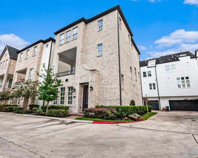 3 Bedroom 3BA 2374 ft Single Family House For Rent in Houston, TX