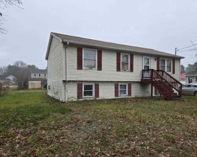 3 Bedroom 1BA 920 ft Single Family Home For Sale in LEWISTON, ME