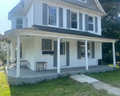 2 Bedroom 1BA 900 ft Apartment For Rent in Naugatuck, CT