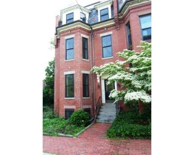 49 Fort Av. Spacious 2-Bedroom Townhouse in Fort Hill Pet Friendly! Address: 59 Fort Ave #1, Boston, MA 02120 Rent: $2,900/month Bedrooms: 2 Bathroom: 1 Pet Friendly Parking: On-street Available NowWelcome to your new home in vibrant Roxbury Crossing! This charming townhouse offers comfort, convenience, and value in one of Bostons most accessible neighborhoods. Features Include:Private balcony/...