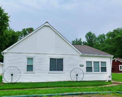 2 Bedroom 1BA 820 ft Apartment For Rent in Chesterfield, MI