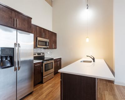 154 AVENUE E, B407. Bayonne's Premier Boutique Luxury Loft Living- Build to LEED Standards- Soaring 12'-20' Ft Ceilings-Exposed Original Brick, Cast Iron Beams Solid Wood Columns-Mahogany Doors-Bamboo Floors- 8ft Quartz Countertops, SS appls-Front Loading Energy Efficient W/D- Double Pane Argon Gas Windows- Fitness Rm-Common Area BBQ, Pizza Oven, Fire Pit, Water Feature, Herb Garden-Outdoor Gat...