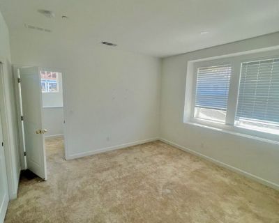 Total rooms: 5. Deposit: $900.00 * Utilities included?: No * Fees apply?: No. Non-smoking. Furnishings: Unfurnished * Parking: Yes * Garage: Yes * Yard/patio: Yes * Disabled access: * Living room: shared * Broadband included: Yes. Availability Available Now Minimum term 1 month Maximum term None. The room is clean and spacious with windows and a door that locks with it's own key. With the room ...