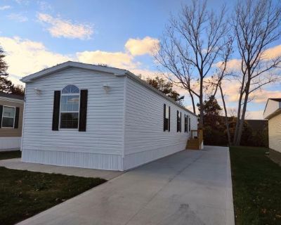 138 W Shoreway Dr. 3 Bedroom. 2 Bathroom. 1056 ft