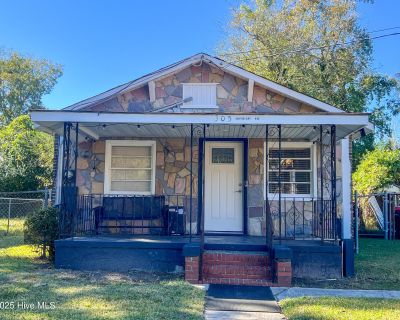 305 Montgomery Avenue. Property for Rent in Wilmington, NC for $1,900 with 3 bedrooms and 2 full baths. This 1,610 square foot property was built in 1930 on a lot size of 0.11.. This 3 bedroom 2 full bath home has been updated and ready to be occupied. Th e living room has wood floors and the kitchen and dinning room are downstairs. The family room is a good space to use for your extra room nee...