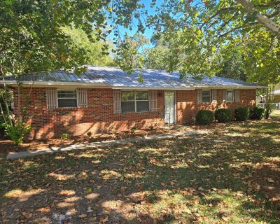 4 Bedroom 1BA 1700 ft Single Family House For Rent in Dothan, AL