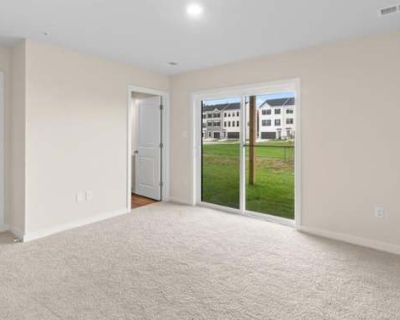 Available on: january 2. Furnished. Internet included * Students welcome * 40+ years welcome. Roomy first-floor bedroom with a sliding door that opens to the backyard. Includes a private bathroom. The kitchen is located on the second floor, and the washer and dryer are on the third. We re moving in December. The room can be furnished if needed with a queen-size bed, frame, and dresser. No smoki...