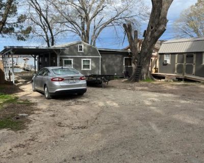 Room to rent. lake front cabin. 3 bedroom 2 bath,  use of the whole house to good  honest  friendly drug free, individual. Most have verifiable income.  Private pier, laundry room, kitchen and living room.  These are small but comfortable rooms.  Shared with retirement guy. Respect works for me a real easy going person.  Just text me first please for first meeting.