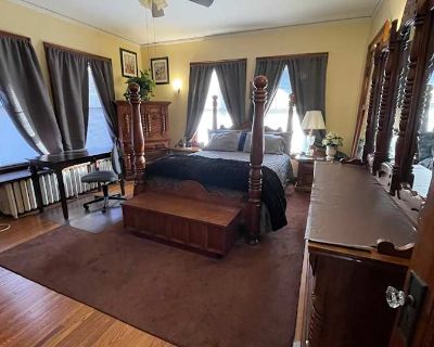 Private room with shared bathroom in a House with 4 roomies, Peoria, IL 61606