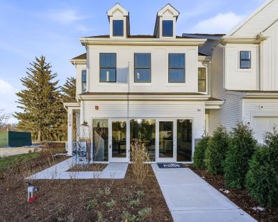 3 Bedroom 2BA 2097 ft Condo For Sale in Hoffman Estates, IL